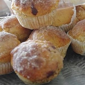 Muffins saupoudrés de sucre dans un panier.