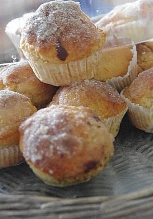 Muffins saupoudrés de sucre dans un panier.