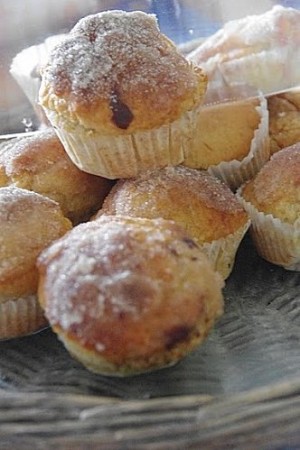 des muffins qui ressemblent à des donughts au sucre et à la cannelle