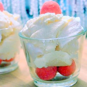 Dessert crémeux avec bonbons rouges dans un verre
