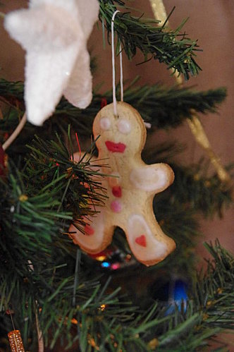 Décoration de Noël : bonhomme en pain d'épices sur sapin