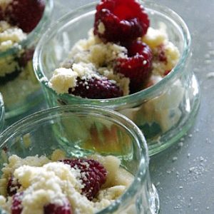 Crumble aux framboises en verrine