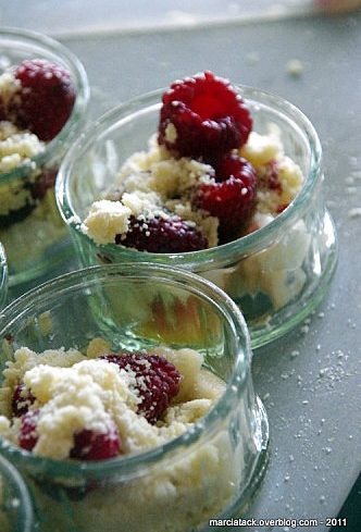 Crumble aux framboises en verrine