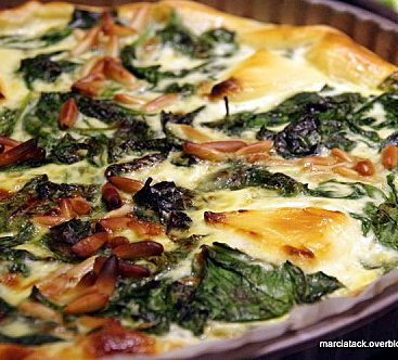 Quiche aux épinards, pignons et fromage