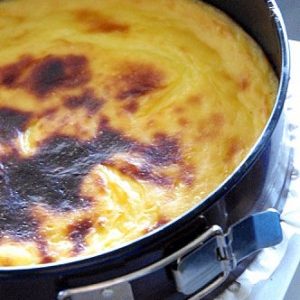 Flan pâtissier dans un moule, cuit au four