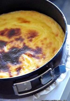 Flan pâtissier dans un moule, cuit au four