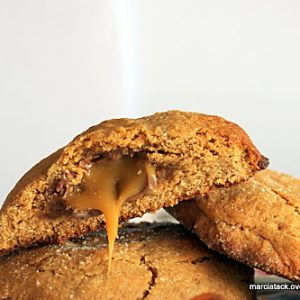 Cookies au caramel coulant, vue rapprochée