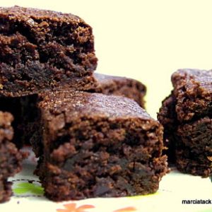 Brownies au chocolat, coupés en carrés