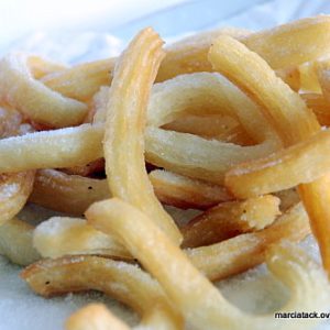 Churros saupoudrés de sucre sur un papier absorbant