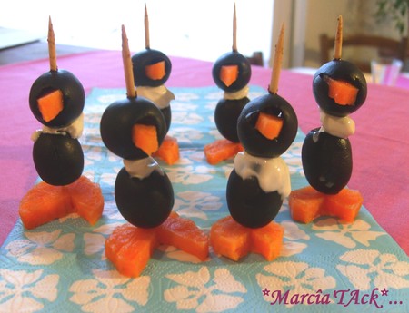 Apéro pingouins : idée à faire avec des olives du fromage et des carottes