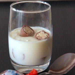 Dessert lacté avec bonbons Kinder coupés en deux.
