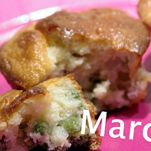 Muffin salé coupé, garniture petits pois et viande hachée