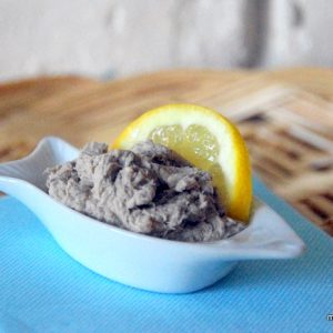 Tapenade maison avec citron dans ramequin en forme de poisson