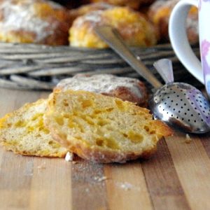 Brioches saupoudrées de sucre glace, avec théière