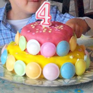 Gâteau d'anniversaire coloré avec bougie chiffre 4