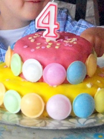 Gâteau d'anniversaire coloré avec bougie chiffre 4