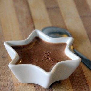 Crème dessert chocolat dans bol étoile