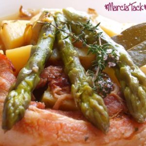 Plat de viande, asperges, pommes de terre et lardons.