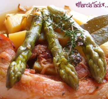 Plat de viande, asperges, pommes de terre et lardons.