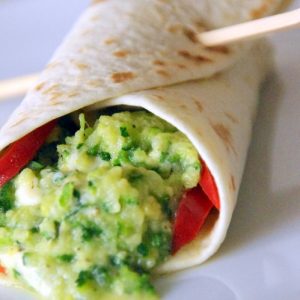 Wrap végétarien avec purée de légumes et poivron rouge.