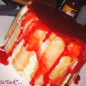 Charlotte aux fraises maison, nappage rouge