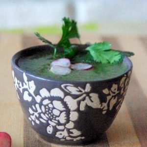 Soupe verte froide décorée de radis et coriandre