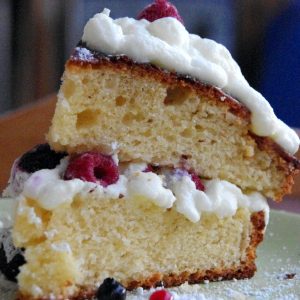 Gâteau aux fruits rouges et crème, appétissant.