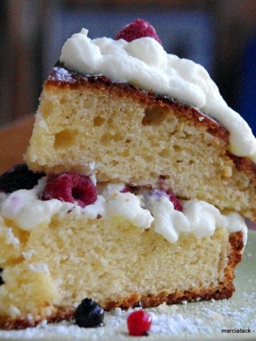 Gâteau aux fruits rouges et crème, appétissant.