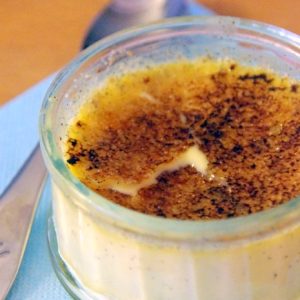 Crème brûlée dans un ramequin en verre