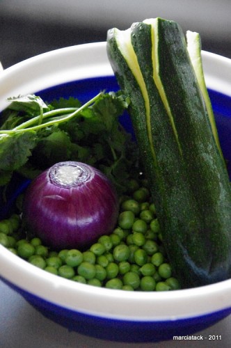 Bol de légumes frais: courgette, oignon rouge, petits pois
