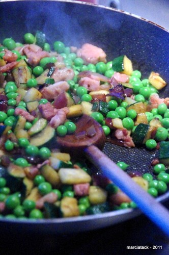 Poêlée de légumes (petits pois, courgettes, lardons)