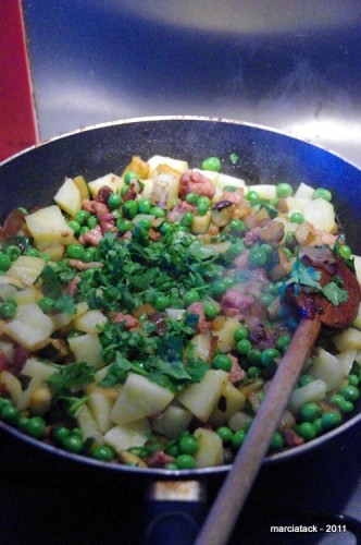 Poêlée de pommes de terre, lardons et petits pois.