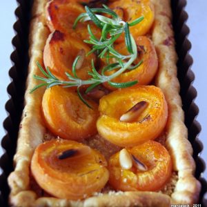 Tarte aux abricots avec romarin et pignons