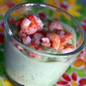 Verrine avocat-crevettes en apéritif rafraîchissant.