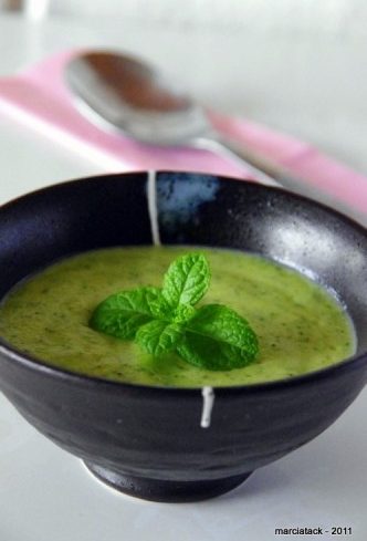 Soupe froide verte à la menthe dans un bol noir.