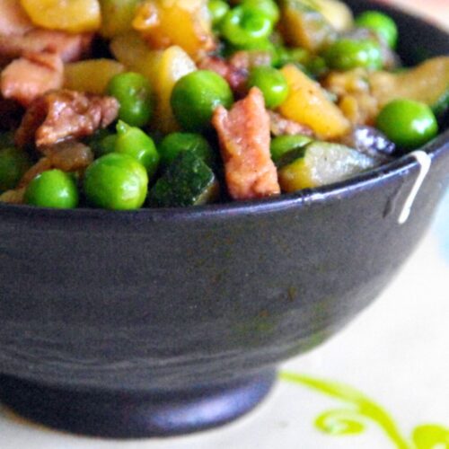 Plat de légumes verts et viande dans un bol noir