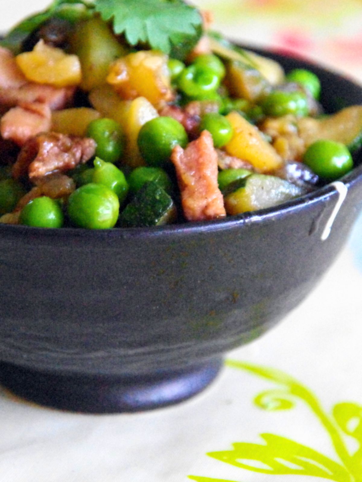 Plat de légumes verts et viande dans un bol noir