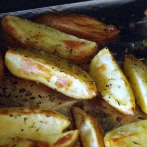 Quartiers de pommes de terre rôtis avec des herbes.