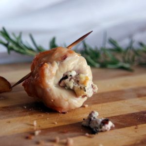 Roulé de poulet farci avec pommes de terre et romarin