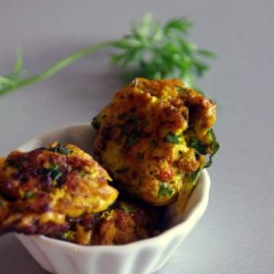 Pakoras aux légumes dans un bol blanc