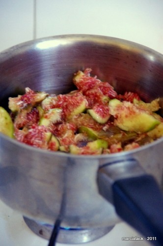 Figues coupées cuisant dans une casserole