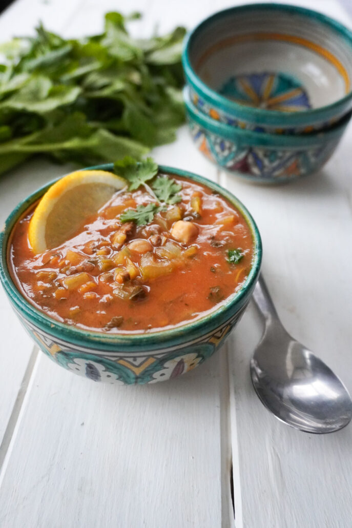 bol de soupe marocaine harira servi avec un morceau de citron