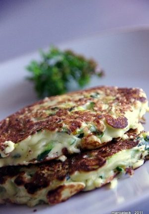 Galettes de courgettes et herbes fraîches.