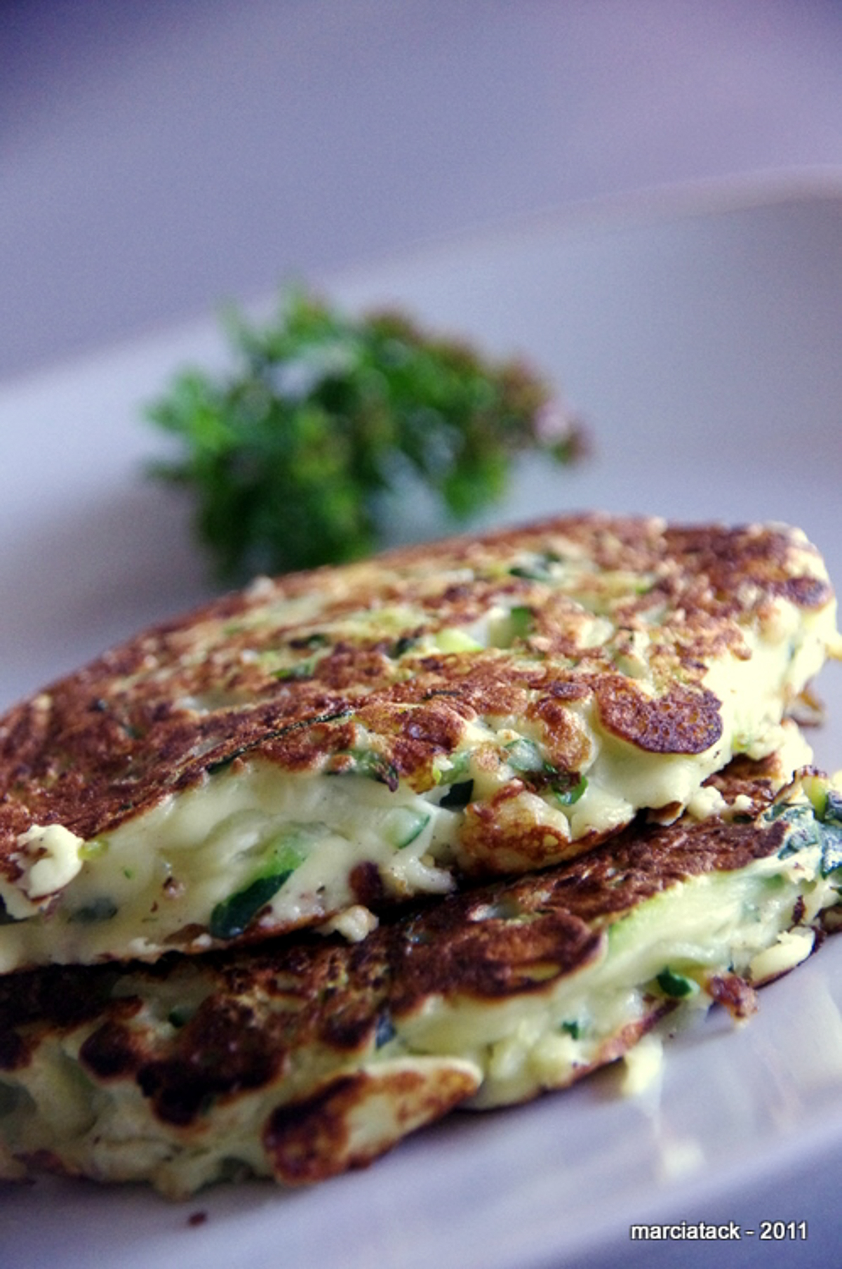 Galettes de courgettes empilées avec garniture verte