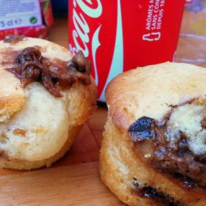 Deux muffins avec du caramel et un Coca-Cola.