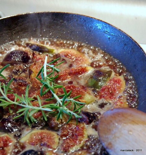 Figues caramélisées au romarin dans une poêle