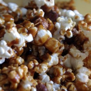 Popcorn caramélisé avec des noisettes dans un bol.