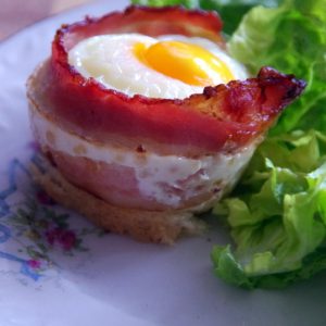 Oeuf au bacon sur pain, salade verte.