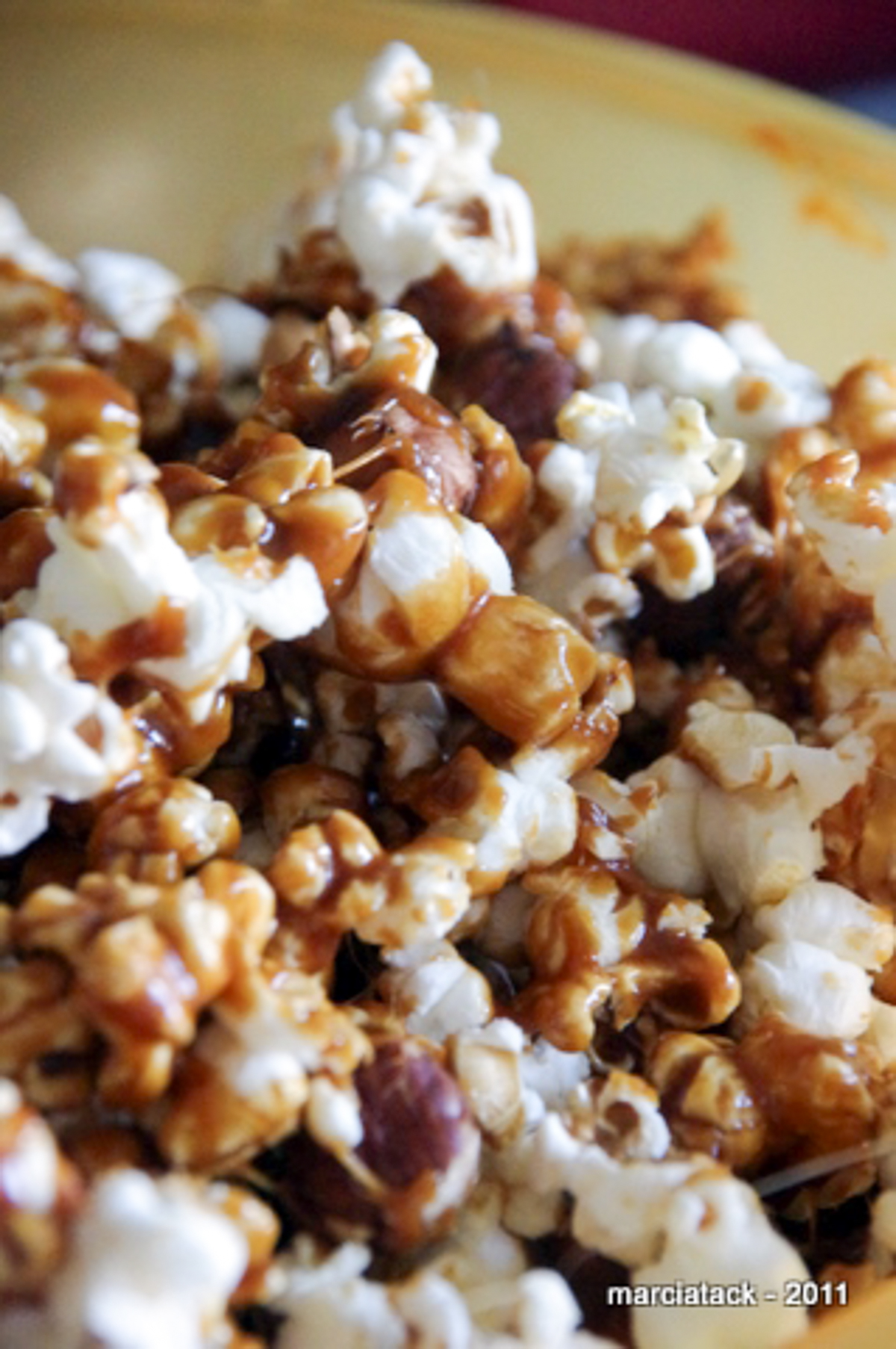 Popcorn au caramel et aux noix