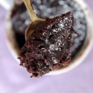 Muffin au chocolat en tasse, cuillère dorée